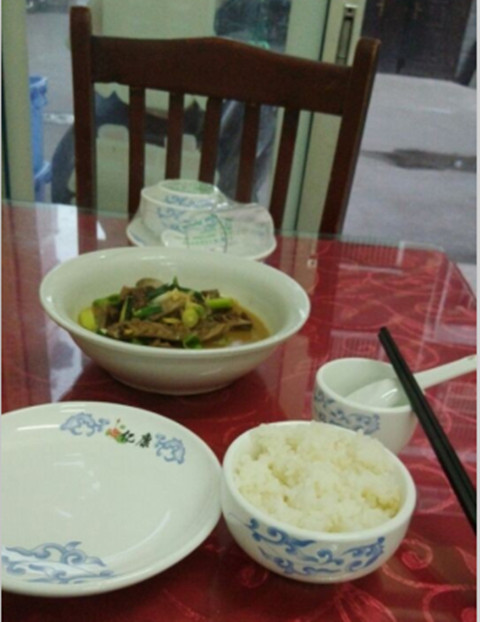 一個人，一碗飯菜，一頂情侶棒球帽子